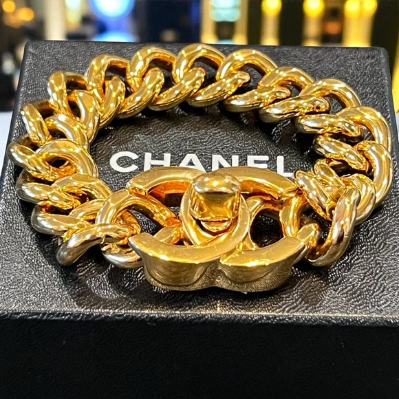 CHANEL Pre-Owned
1996 CC turn-lock chunky bracelet - Picture 1 of 9